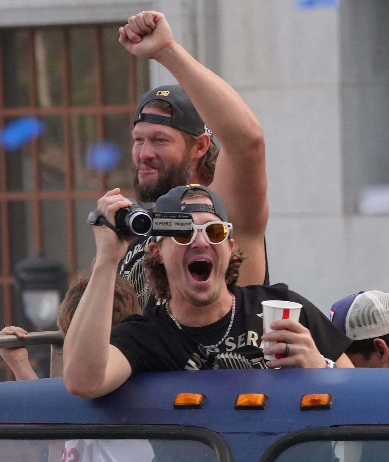 パレードで沿道のファンを激写するK・ヘルナンデスとカーショー（後方）（撮影・菅敏）