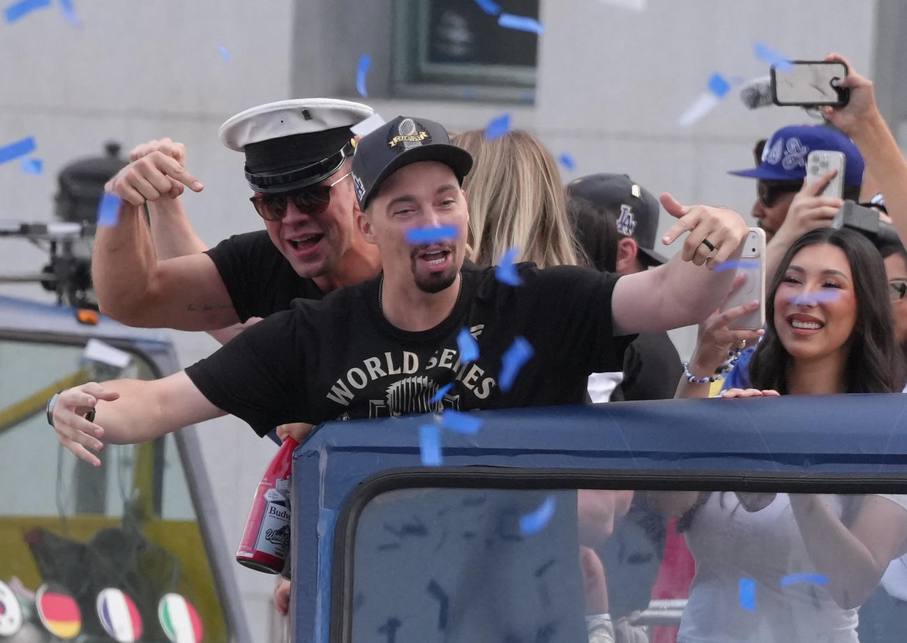 パレードで沿道のファンに手を振るドジャース・スネル（撮影・菅敏）