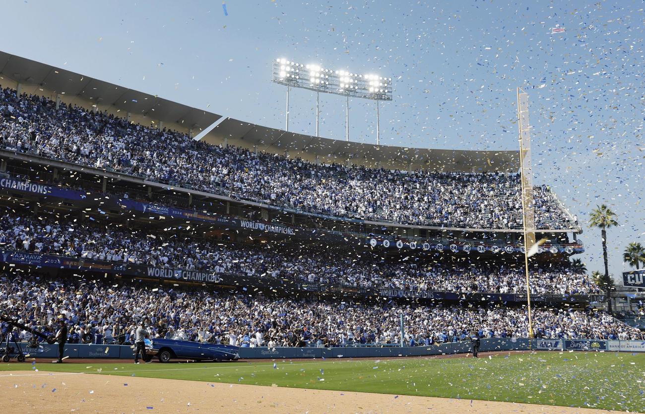 米大リーグ、ドジャースのワールドシリーズ優勝報告会で、ドジャースタジアムのスタンドを埋めた観衆（共同）