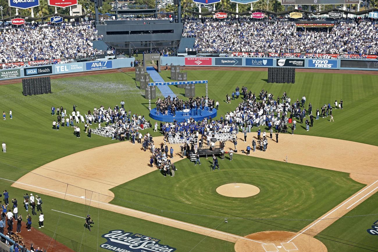 ドジャースタジアムで行われた、米大リーグ、ドジャースのワールドシリーズ優勝報告会（共同）