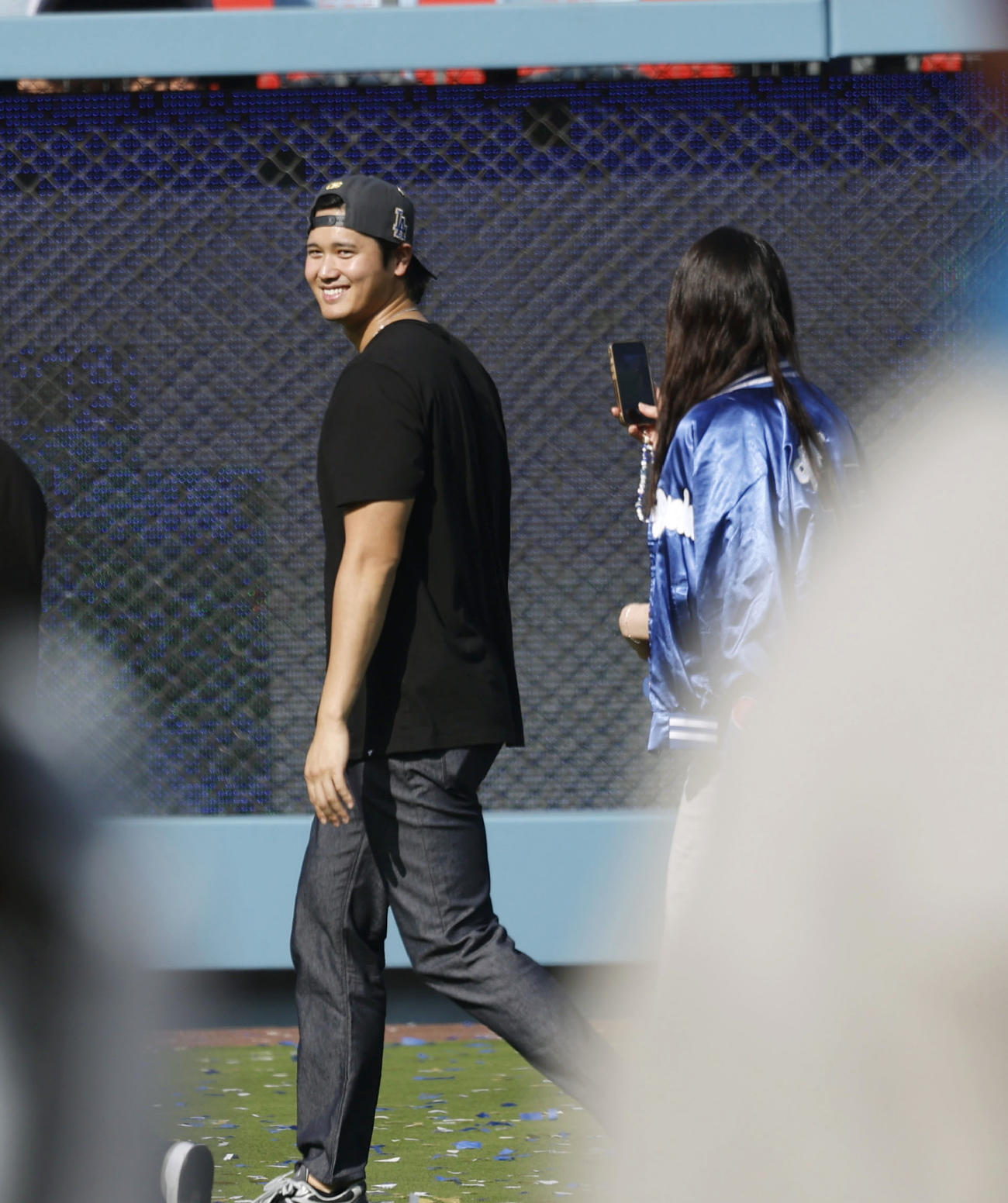 米大リーグ、ドジャースのワールドシリーズ優勝報告会を終え、引き揚げる大谷翔平と妻の真美子さん（共同）