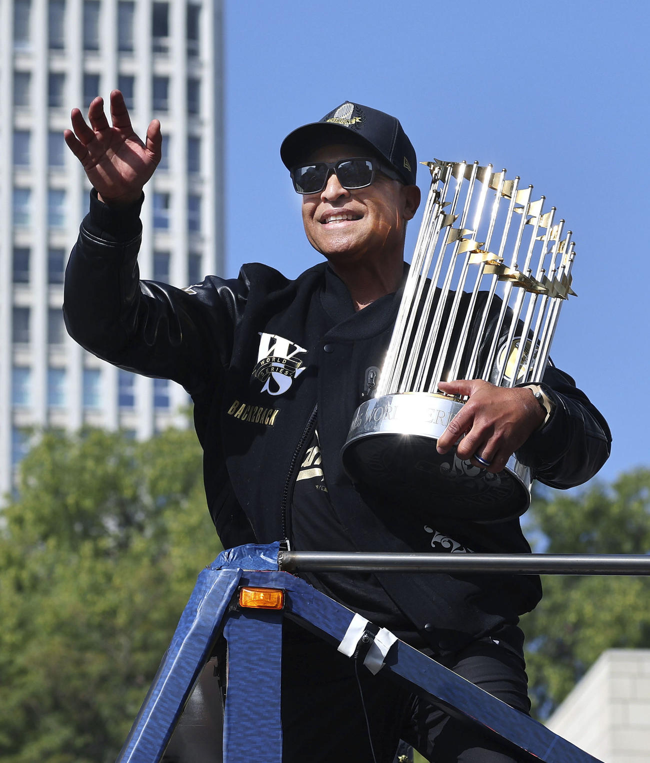 優勝パレードで、トロフィーを持つロバーツ監督（ゲッティ＝共同）