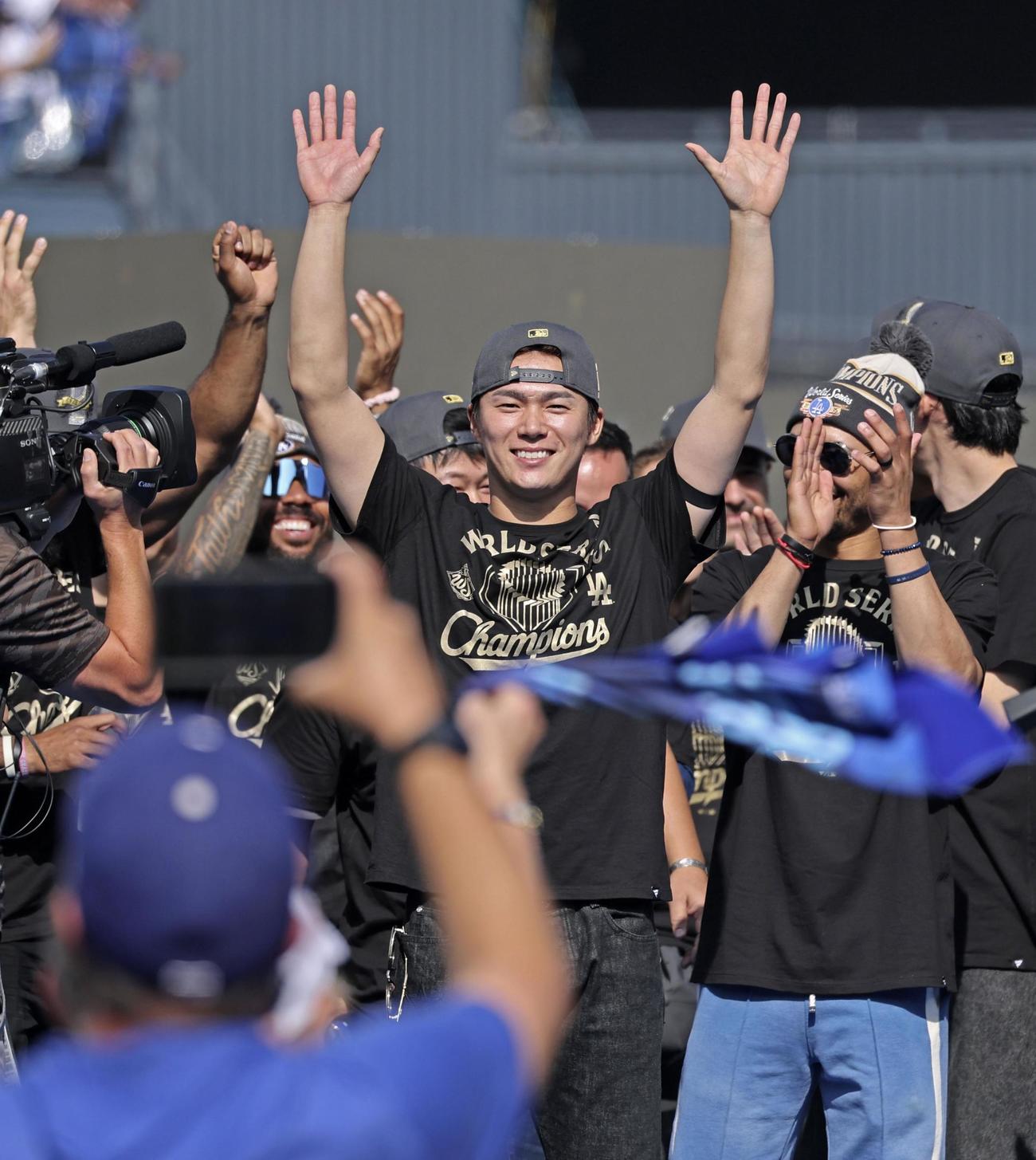 米大リーグ、ドジャースのワールドシリーズ優勝報告会で、歓声に応える山本由伸（共同）