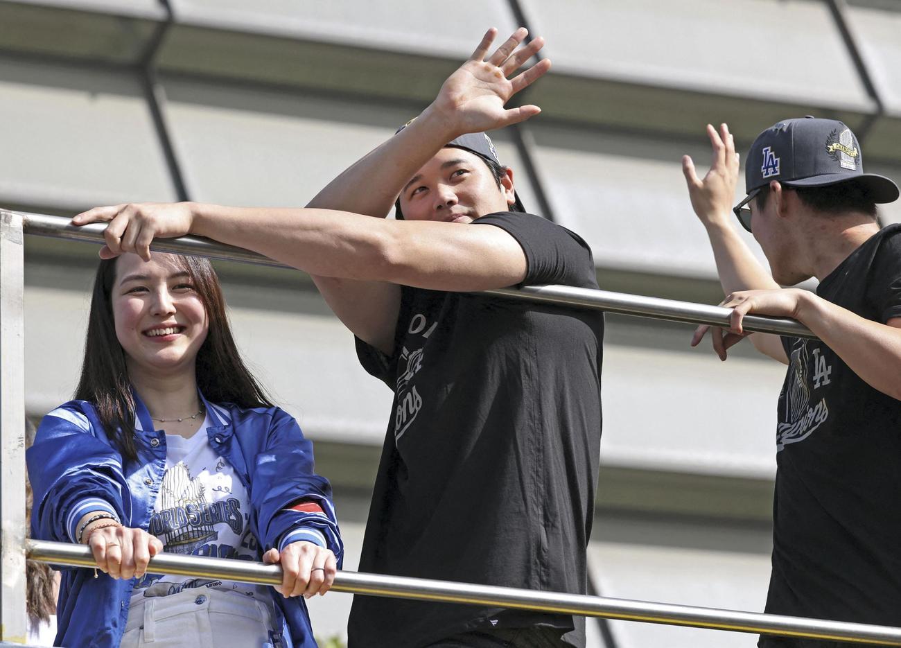 米大リーグ、ワールドシリーズ2連覇を達成したドジャースの優勝パレードに参加した大谷翔平と妻の真美子さん（共同）