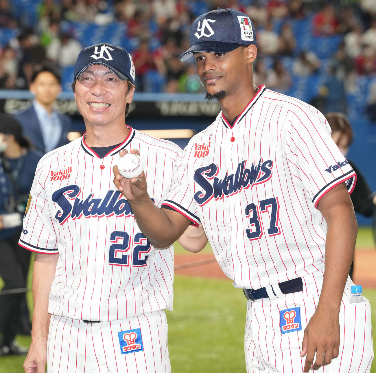 23年8月9日　ヤクルト対広島　来日初登板初勝利のヤクルト・ロドリゲス（右）は高津監督と記念撮影（撮影・鈴木みどり）