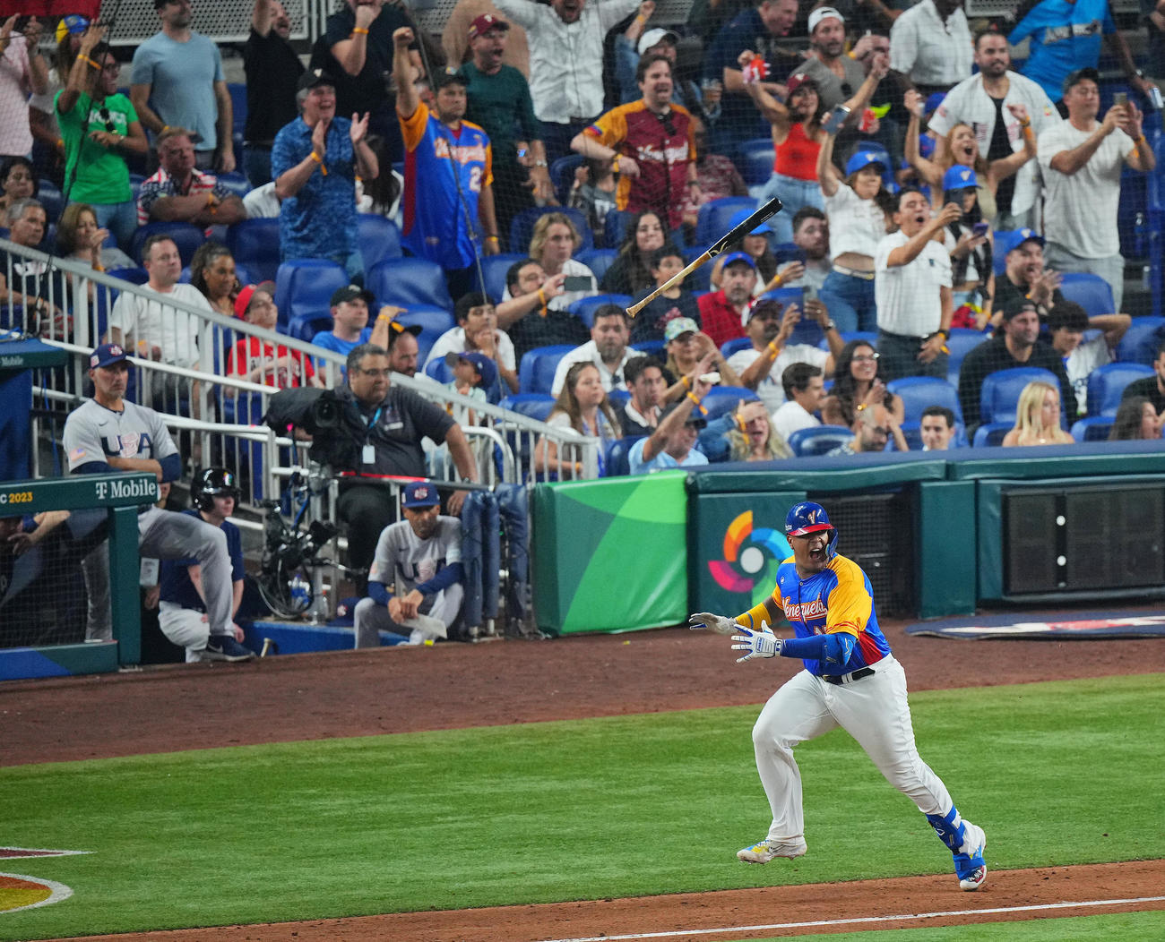 WBC準々決勝　ベネズエラ対米国　5回裏ベネズエラ1死一、三塁、適時二塁打を放ち豪快にバットを投げるペレス（2023年3月）