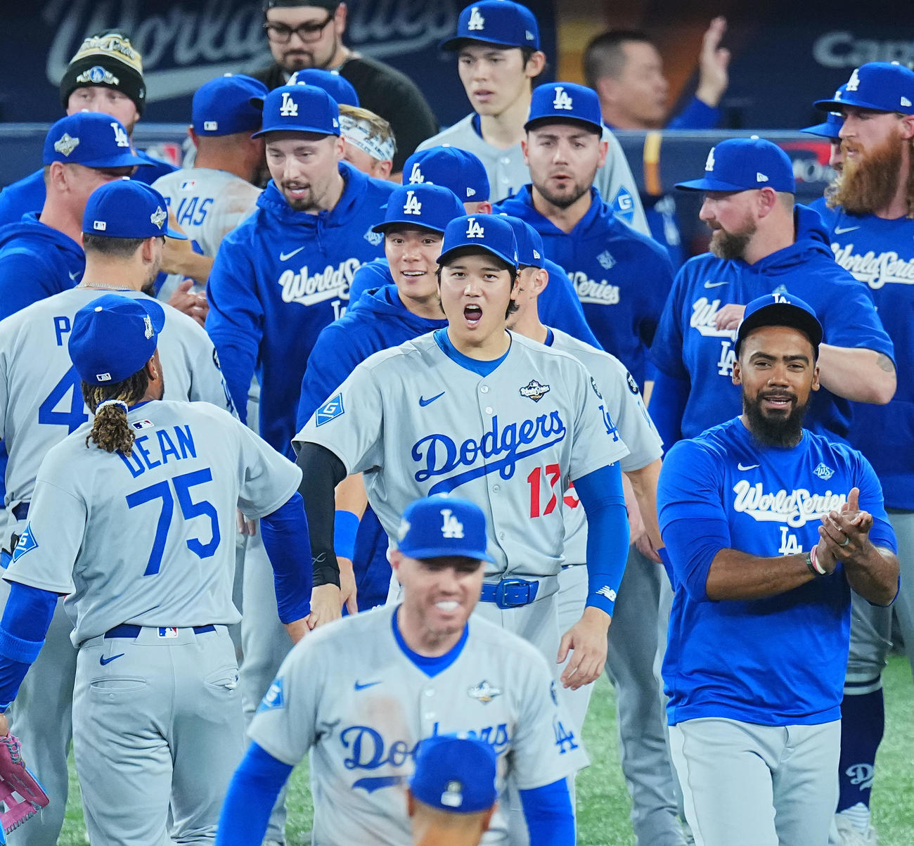 ブルージェイズ対ドジャース　世界一に逆王手をかけ、ディーンをタッチで迎える大谷（中央）と山本（中央左）（2025年10月31日）