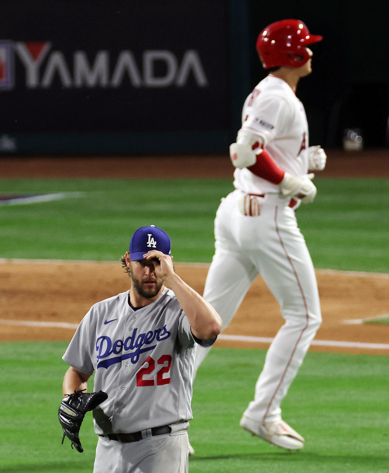 2023年6月　エンゼルス対ドジャース　6回裏エンゼルス1死一塁、大谷（後方）を左飛に仕留めたカーショー