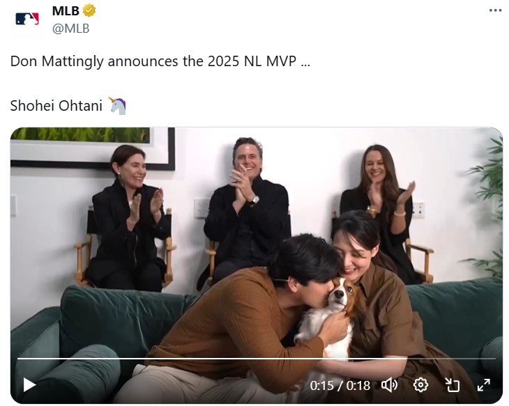 デコピンにキスする大谷翔平（MLB公式Xから）