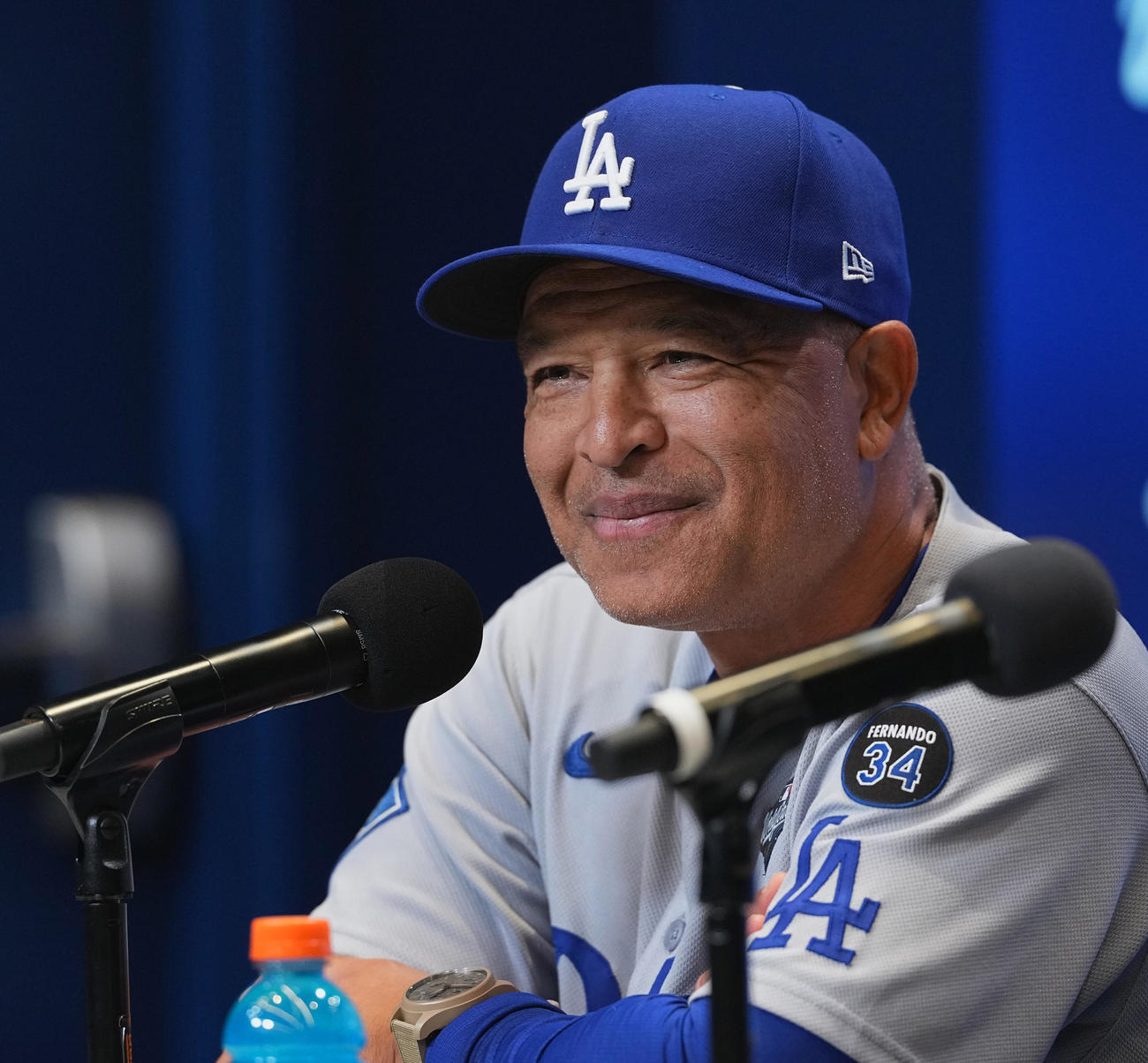 会見で笑顔を見せるドジャースのロバーツ監督（2025年10月撮影）