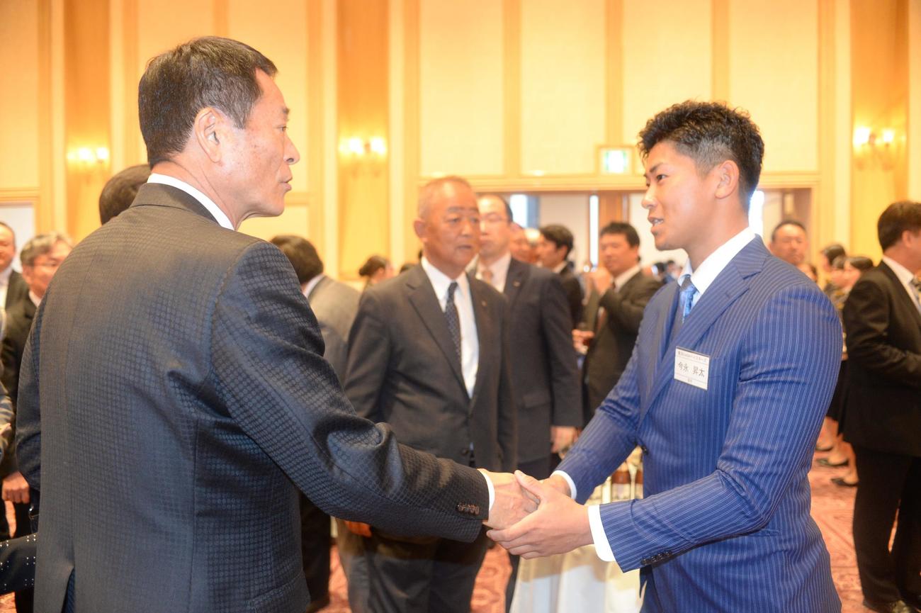 駒大野球部創部70周年記念祝賀会に出席した今永（右）は、同OB会長の中畑氏とがっちり握手（2019年1月撮影）