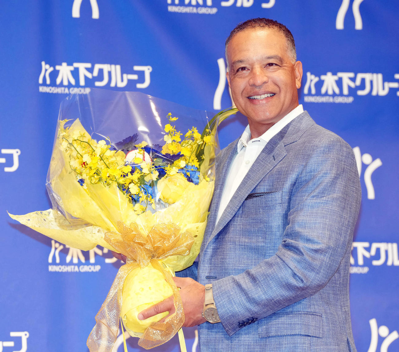 花束を手に笑顔を見せるドジャースのロバーツ監督（撮影・たえ見朱実）
