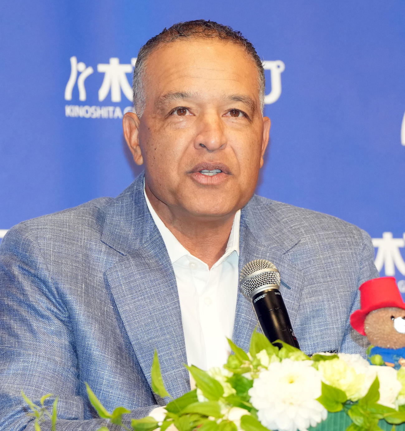 記者の質問に答えるドジャースのロバーツ監督（撮影・たえ見朱実）