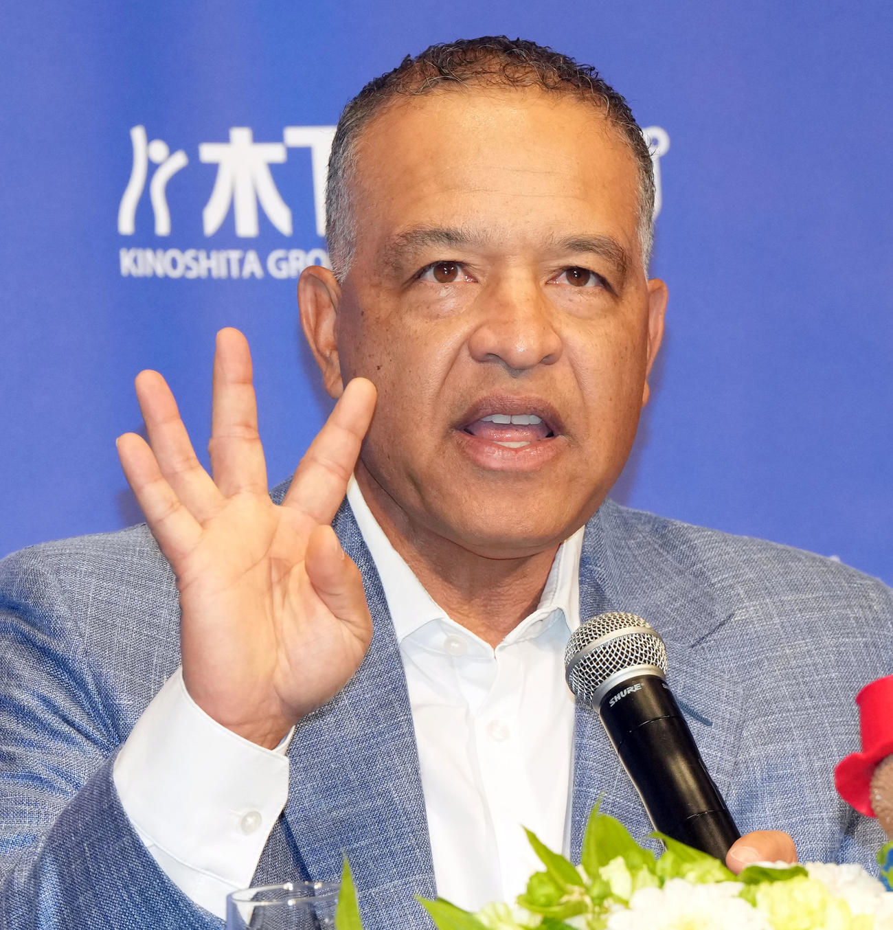 記者の質問に答えるドジャースのロバーツ監督（撮影・たえ見朱実）