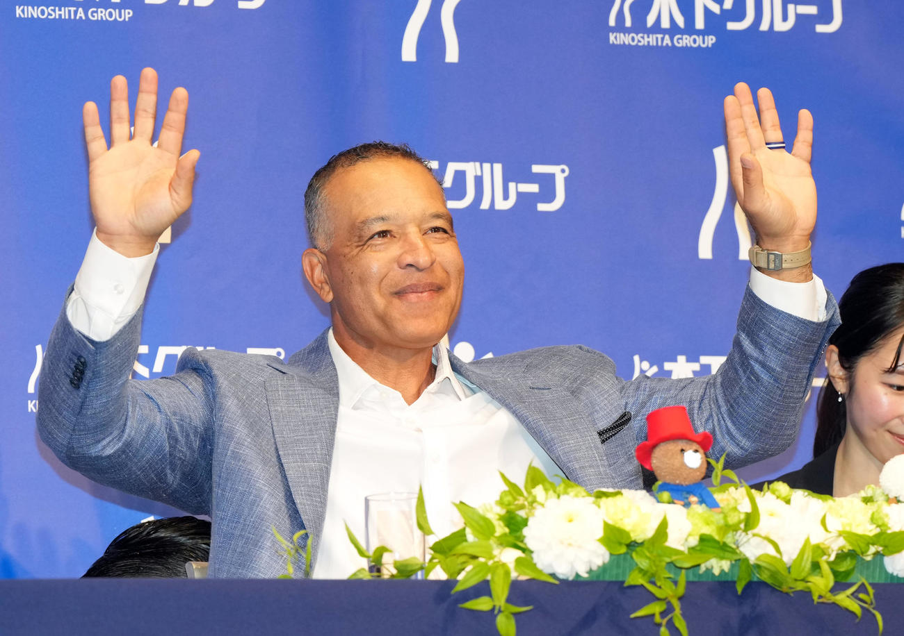 会見を終え笑顔で手を振るドジャースのロバーツ監督（撮影・たえ見朱実）