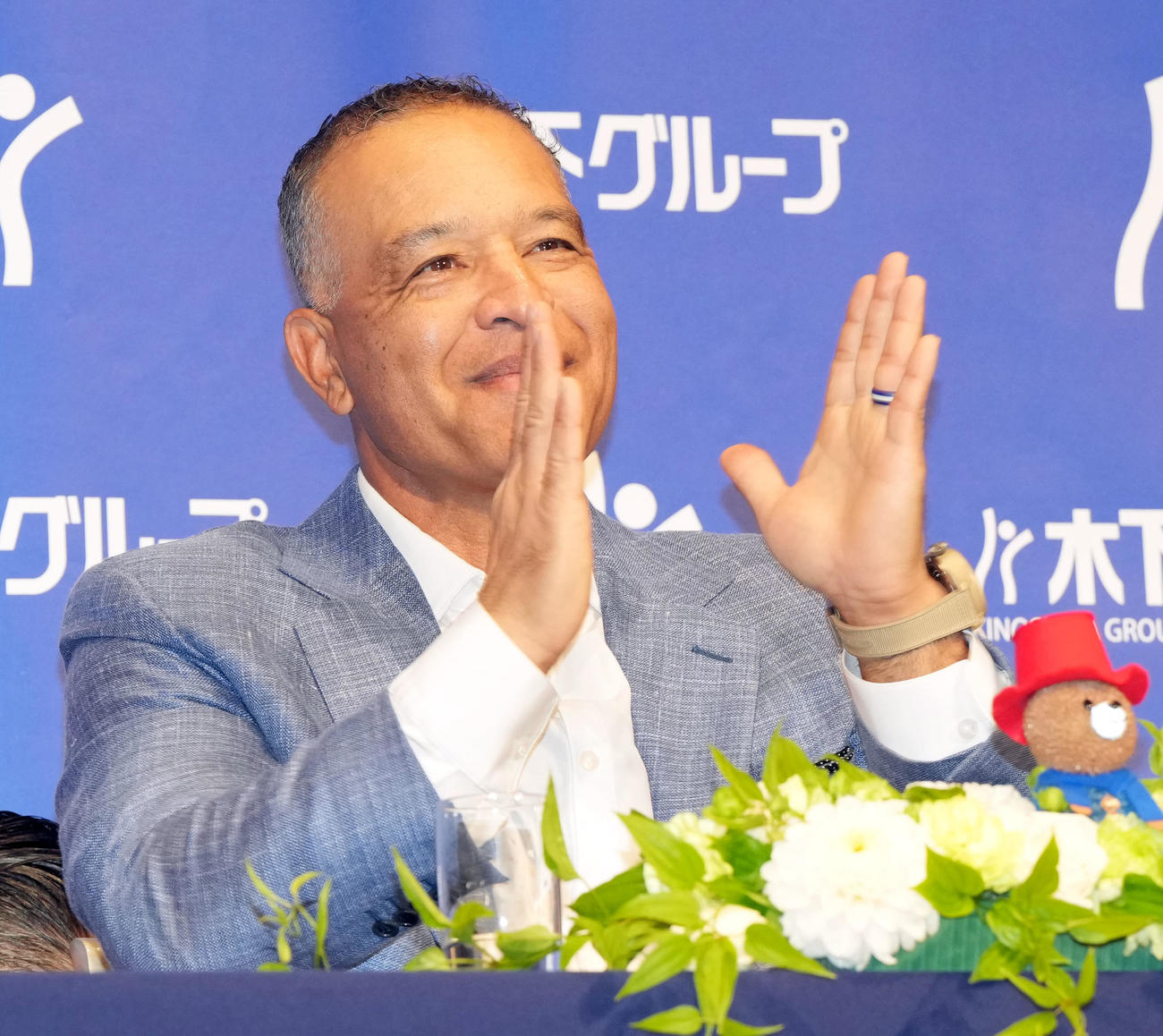 会見を終え笑顔を見せるドジャースのロバーツ監督（撮影・たえ見朱実）