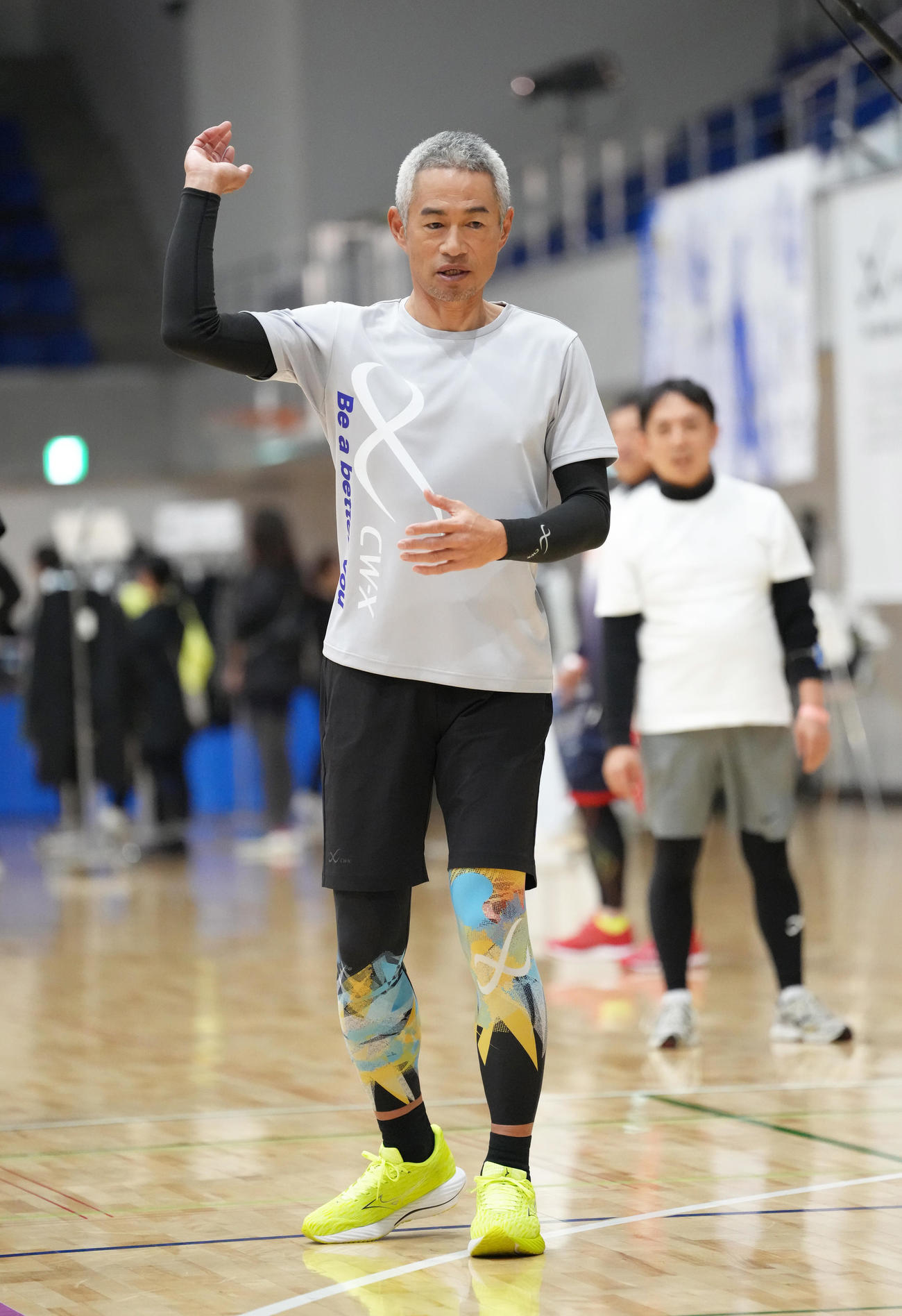 イベントに登場し、体の動かし方を教えるイチロー氏（撮影・足立雅史）