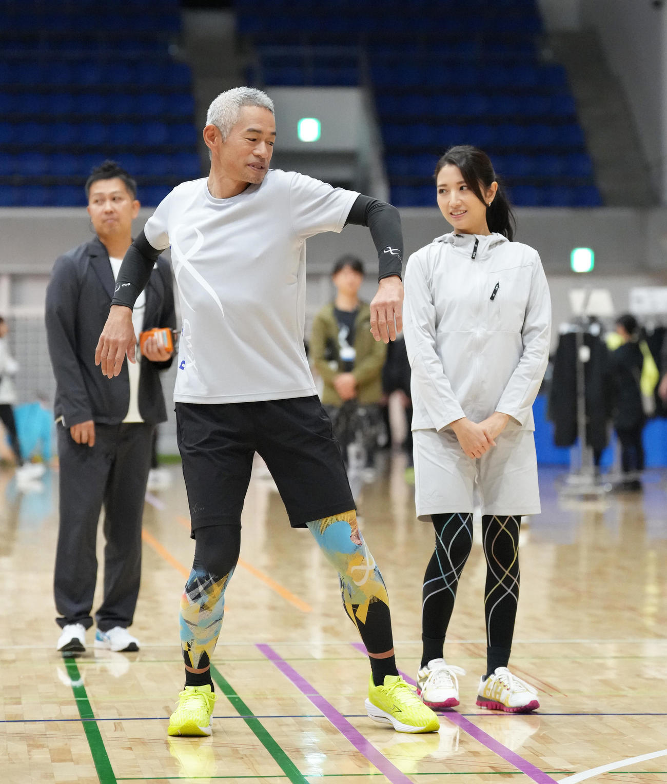 イベントに登場したイチロー氏（左）はフリーアナウンサーの三田友梨佳氏に体の動かし方を指導する（撮影・足立雅史）