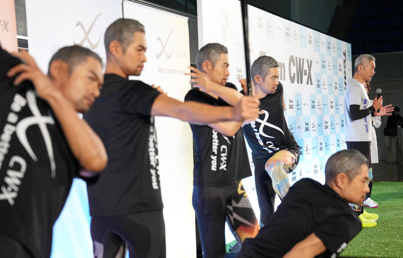 イベントに登場し、自身のマネキンを横目にトークするイチロー氏（右端）（撮影・足立雅史）