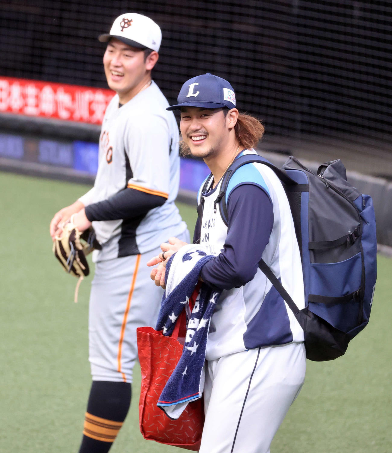 西武高橋（手前）は巨人岡本和と談笑する（2022年撮影）