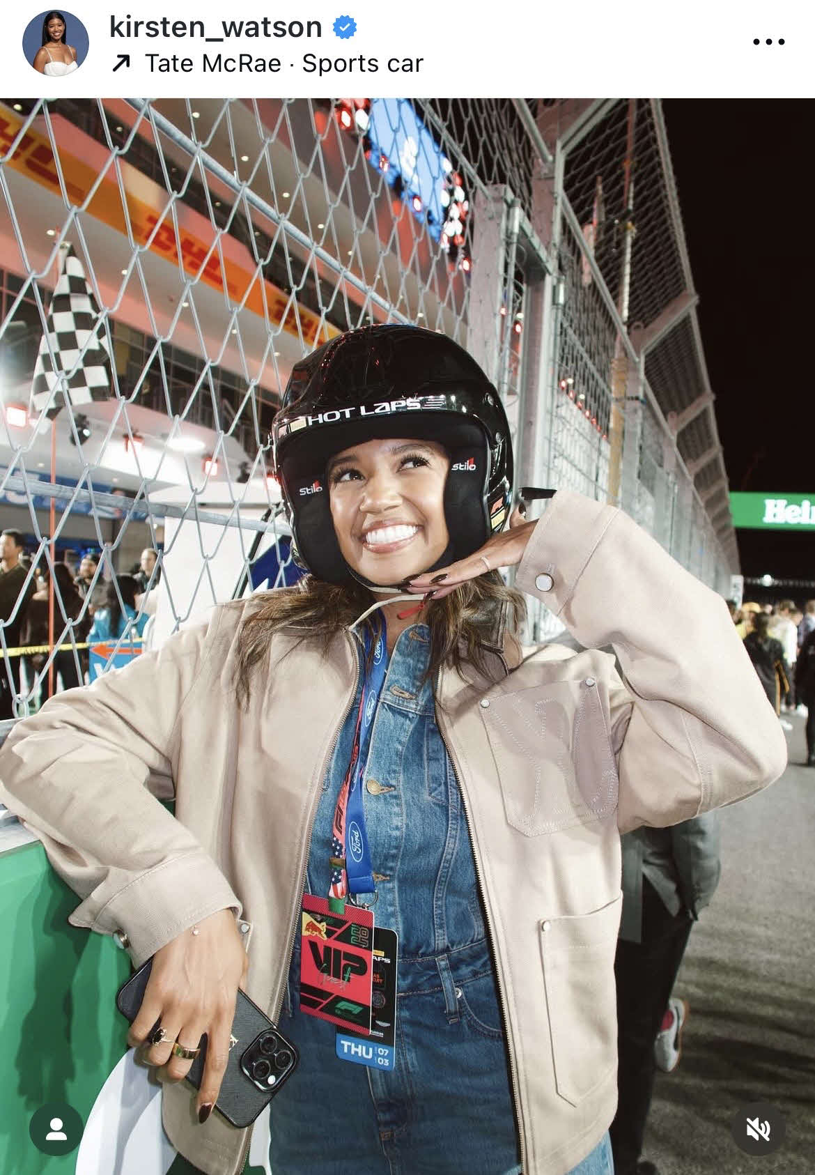 F1のヘルメットをかぶったワトソンさん（ワトソンさんのインスタグラムから）