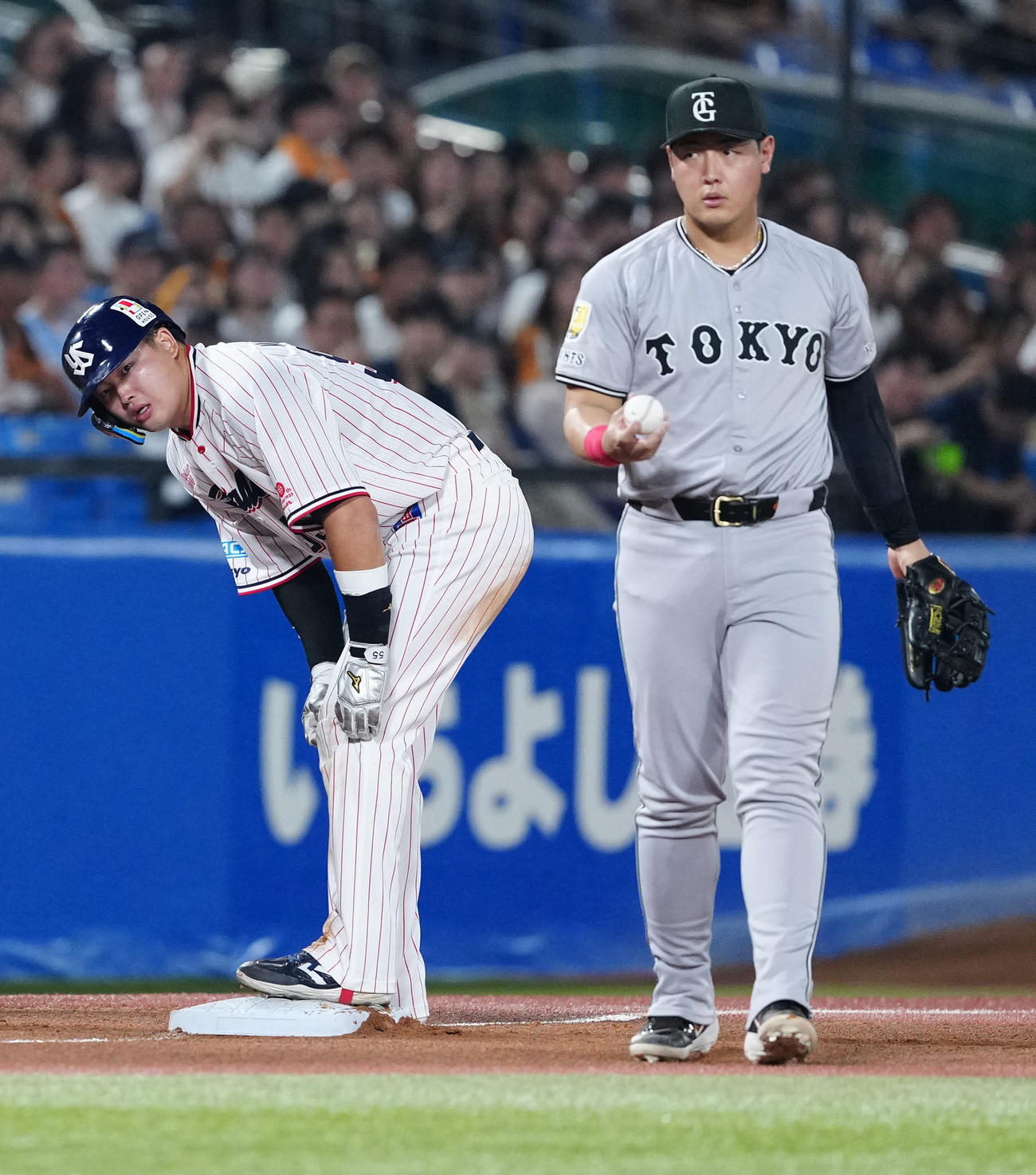 村上宗隆（左）と岡本和真（25年9月撮影）