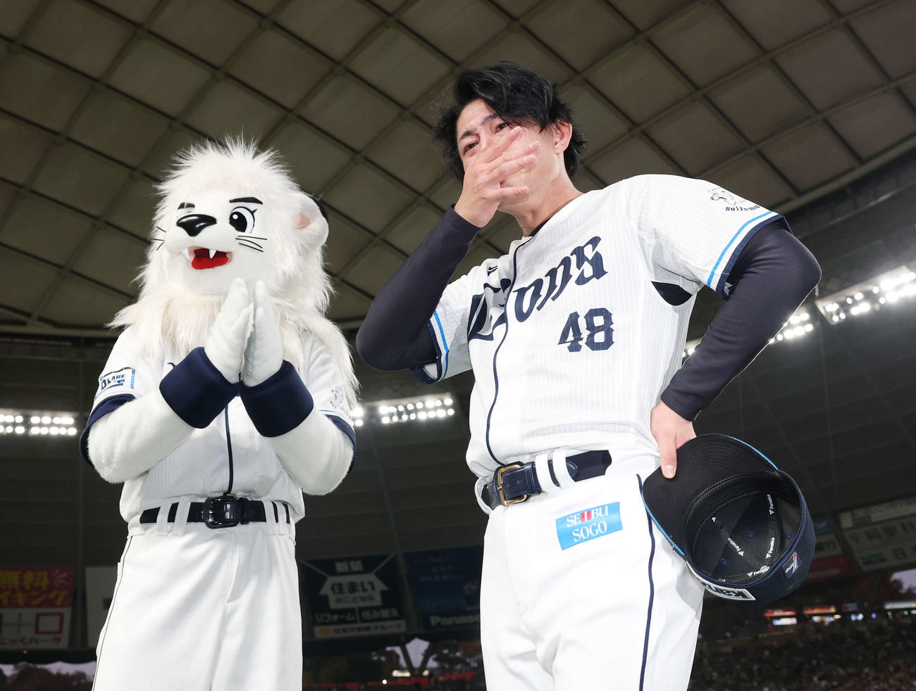 25年11月23日　西武ファン感謝イベント「LIONS THANKS FESTA 2025」でクロージングセレモニーを終え涙があふれる西武今井（撮影・宮地輝）