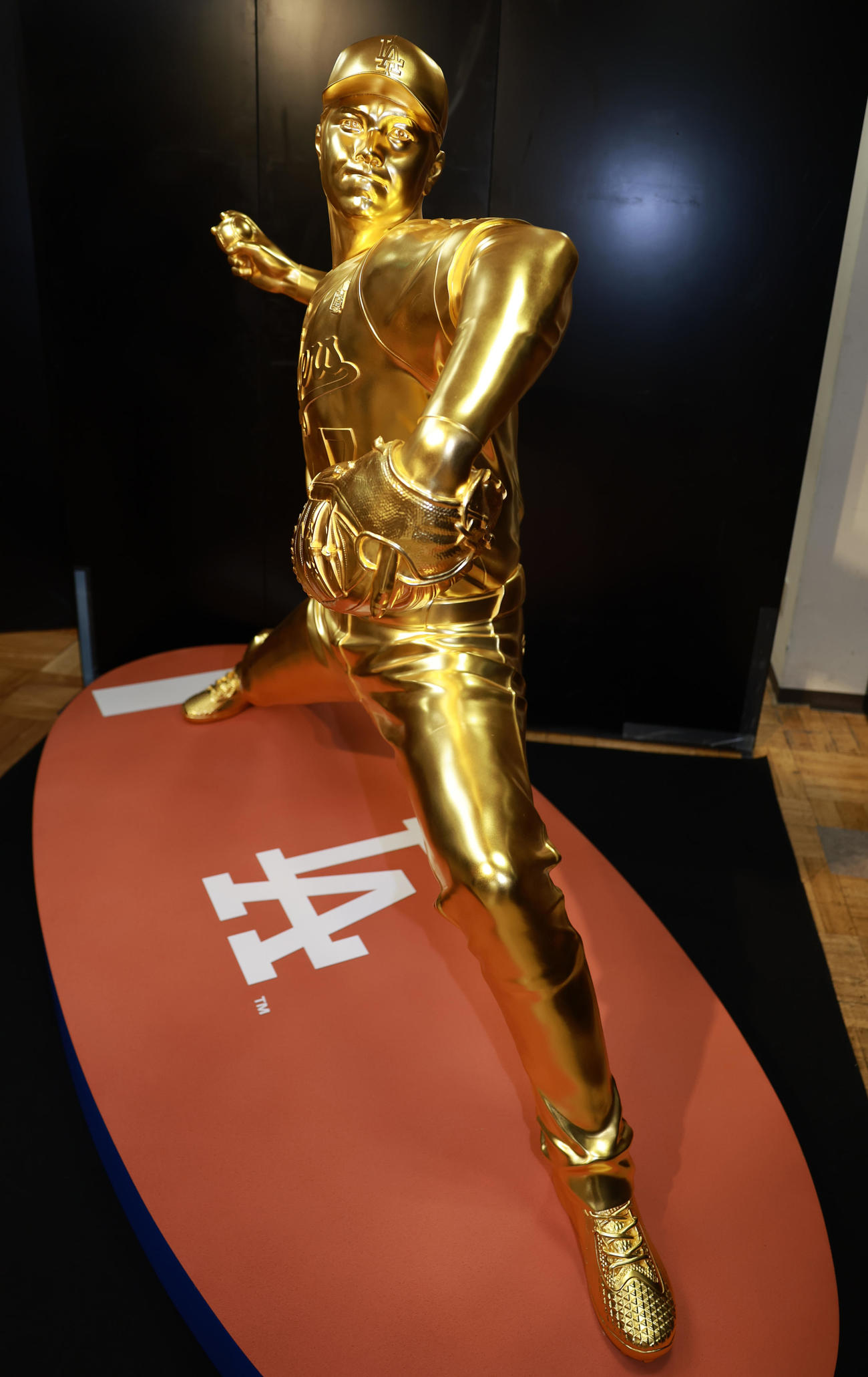 日本橋三越本店の大黄金展で披露された「黄金のピッチャー大谷翔平」の像（撮影・野上伸悟）