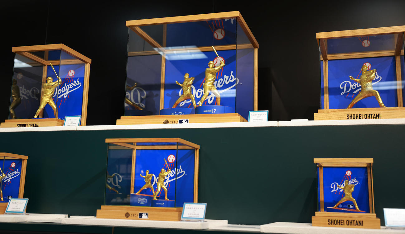 日本橋三越本店の大黄金展で販売されるドジャース大谷の純金フィギュア（撮影・野上伸悟）