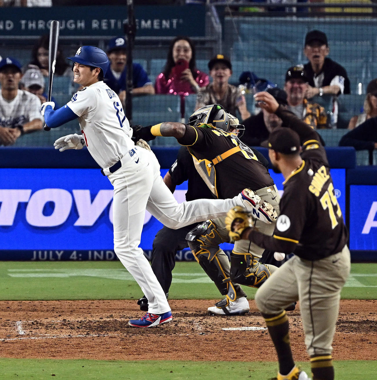 ドジャース対パドレス　9回裏ドジャース2死三塁、死球を受ける大谷翔平。投手ロベルト・スアレス（2025年6月19日撮影）