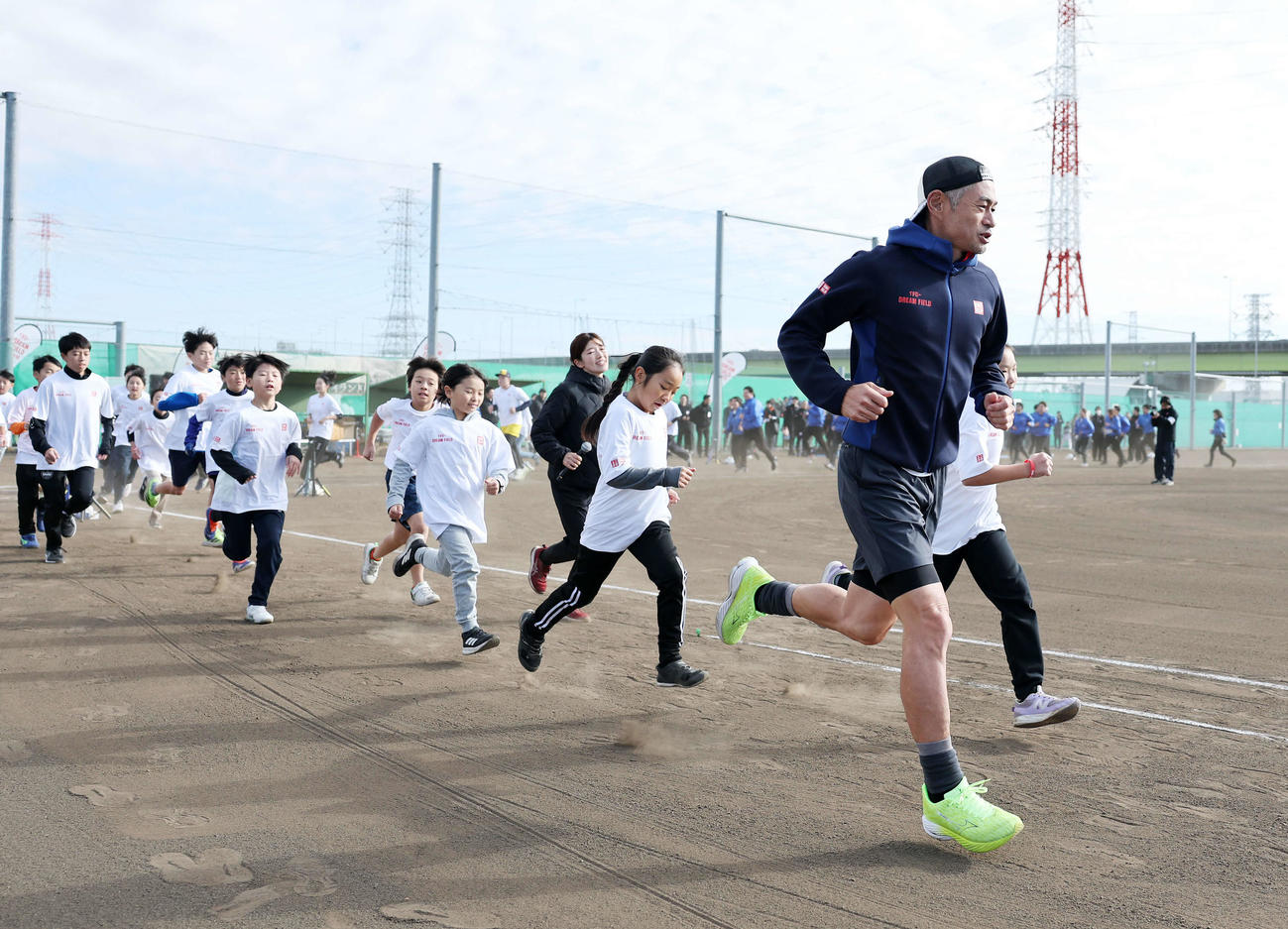 子供たちとランニングするイチロー氏（撮影・鈴木正人）