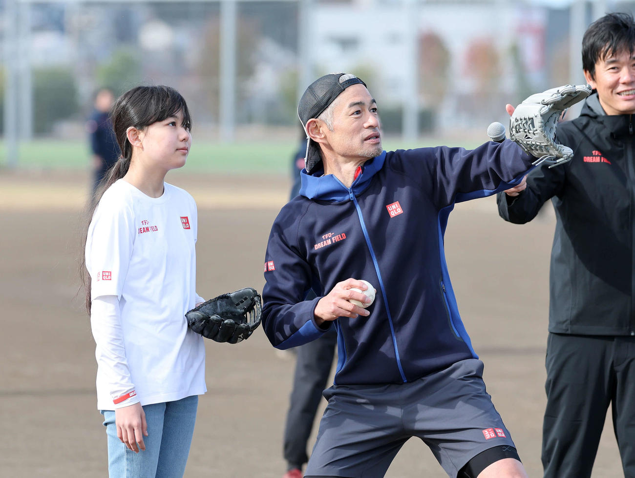 子供たちにキャッチボール指導するイチロー氏（撮影・鈴木正人）