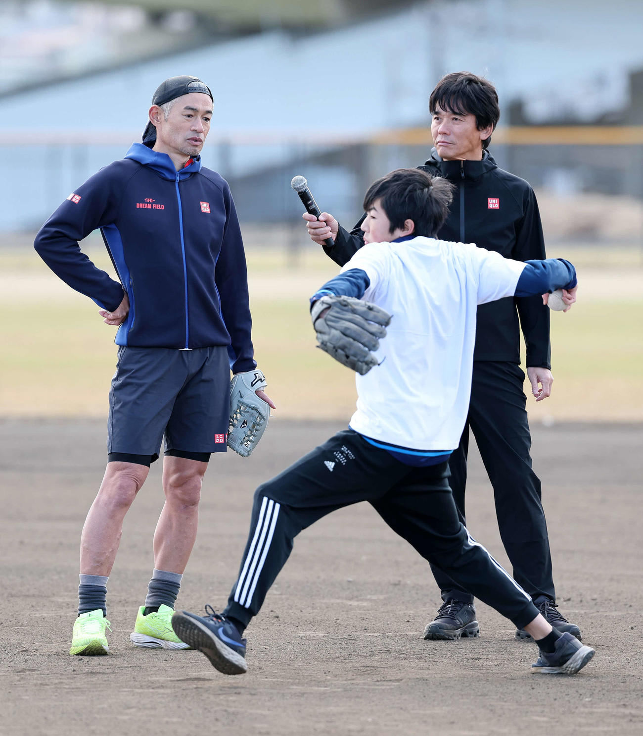 子供たちにキャッチボール指導するイチロー氏（撮影・鈴木正人）