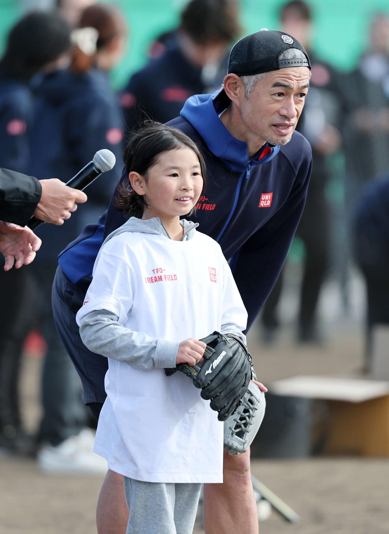 子供たちにキャッチボール指導するイチロー氏（撮影・鈴木正人）