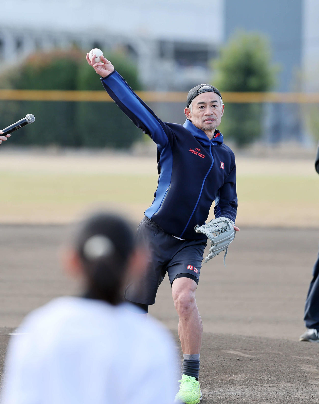 子供たちにキャッチボールを見せるイチロー氏（撮影・鈴木正人）