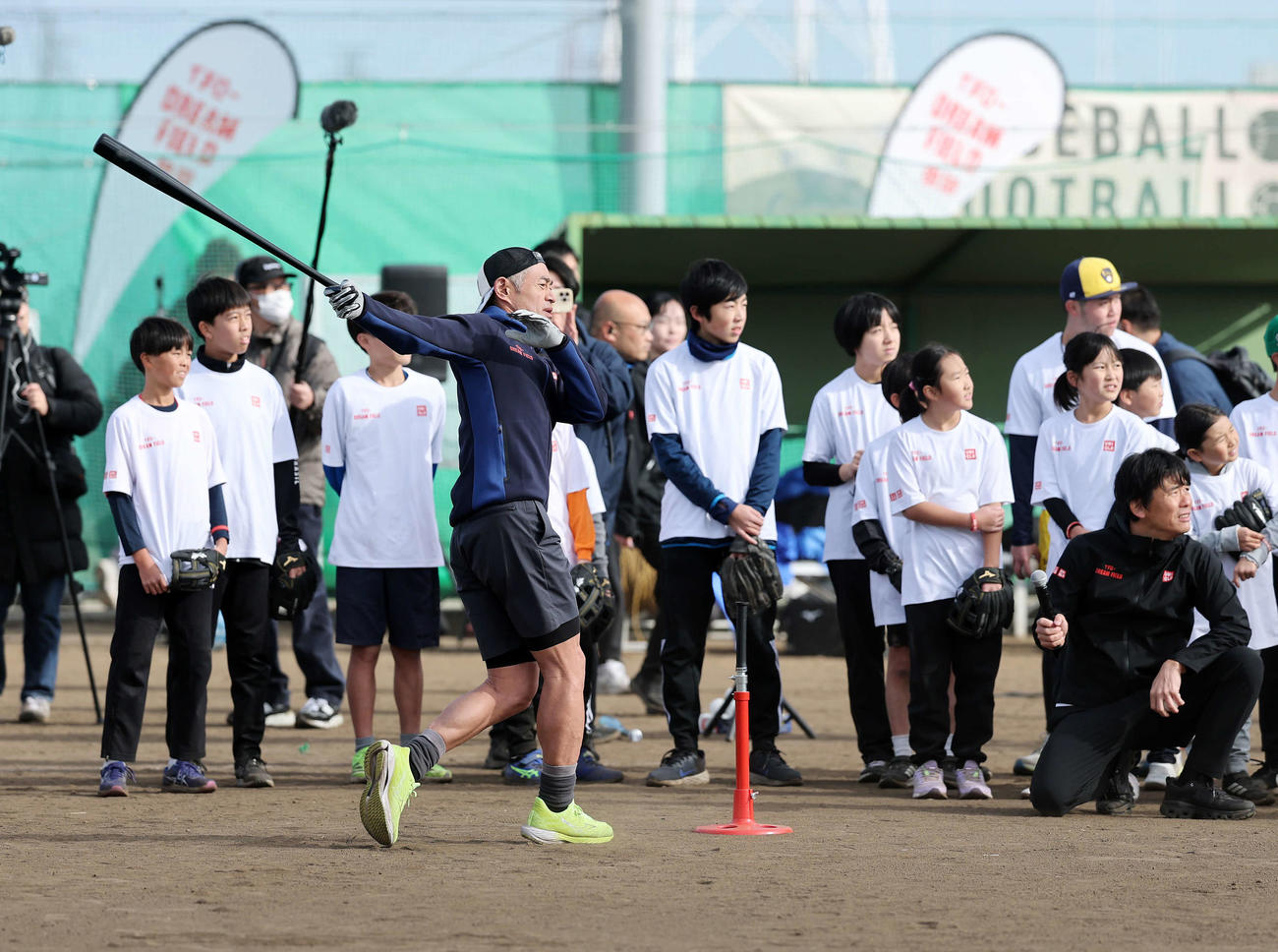 子供たちにティー打撃を披露するイチロー氏（撮影・鈴木正人）