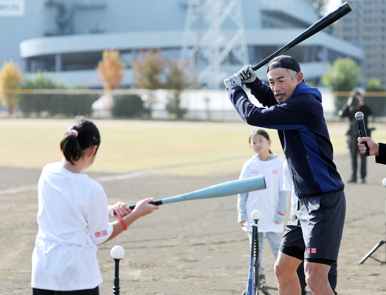 子供たちにティー打撃の指導するイチロー氏（撮影・鈴木正人）