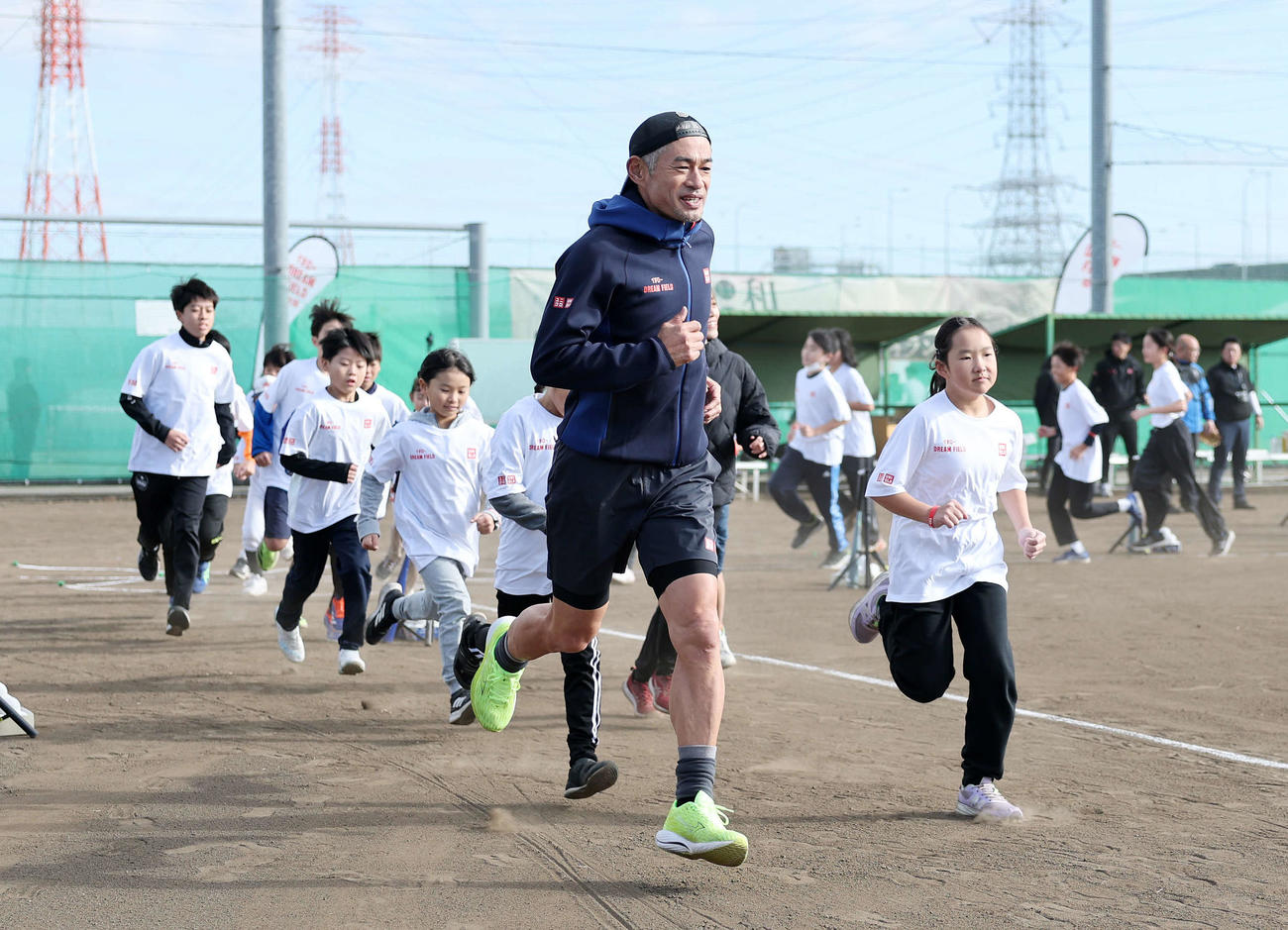 子供たちとランニングするイチロー氏（撮影・鈴木正人）