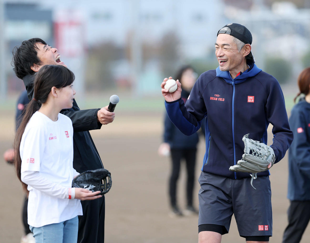 子供たちにキャッチボール指導するイチロー氏（撮影・鈴木正人）