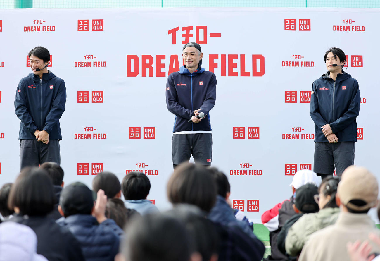 オープニングセレモニーに臨む、左から錦織圭、イチロー氏、内田篤人氏（撮影・鈴木正人）