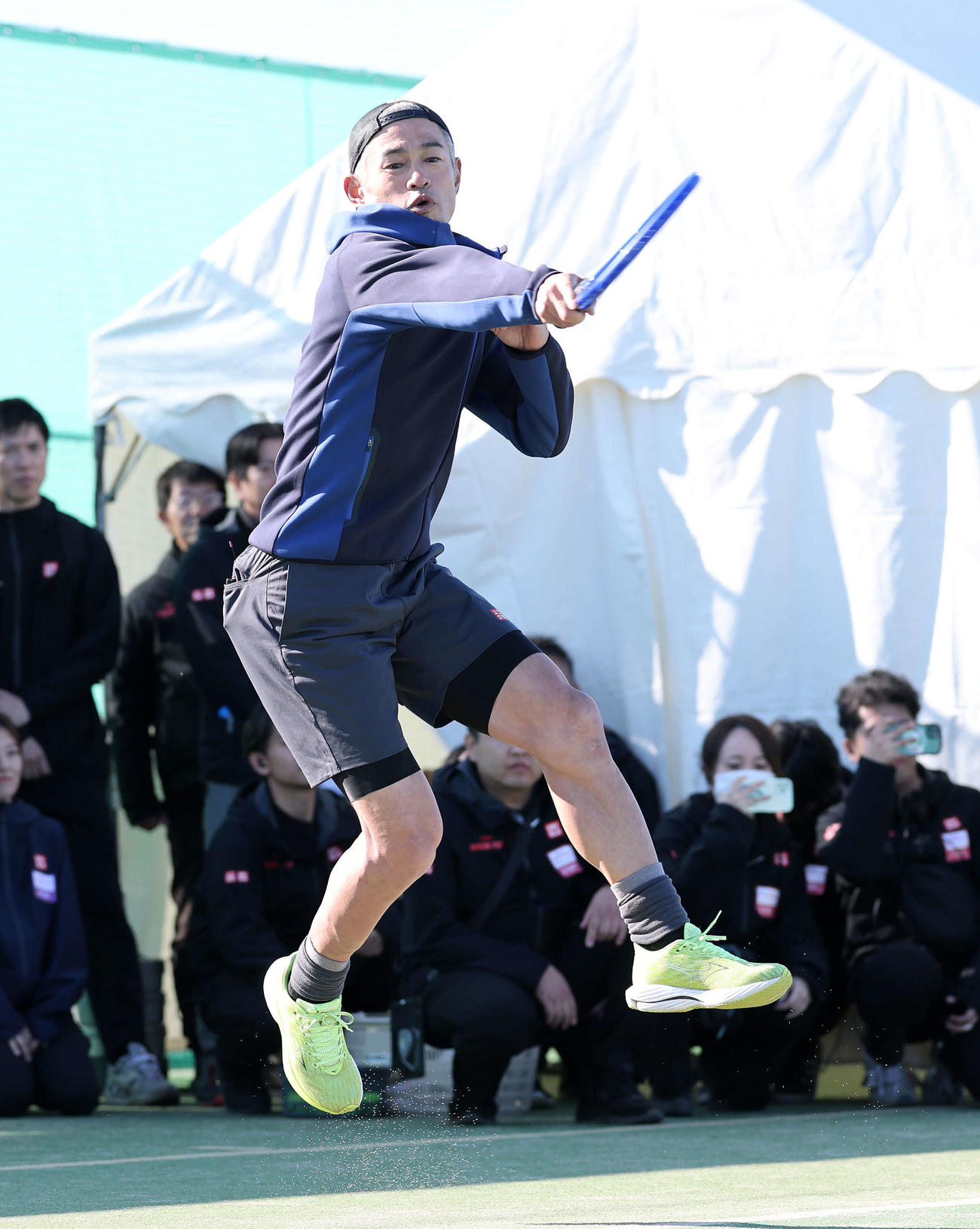 テニスに挑戦するイチロー氏（撮影・鈴木正人）