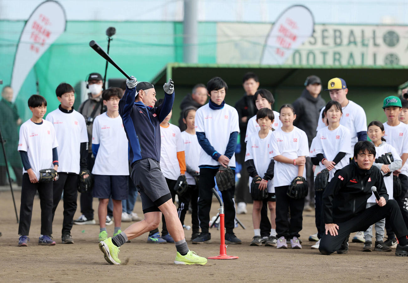 子供たちにティー打撃を披露するイチロー氏（撮影・鈴木正人）
