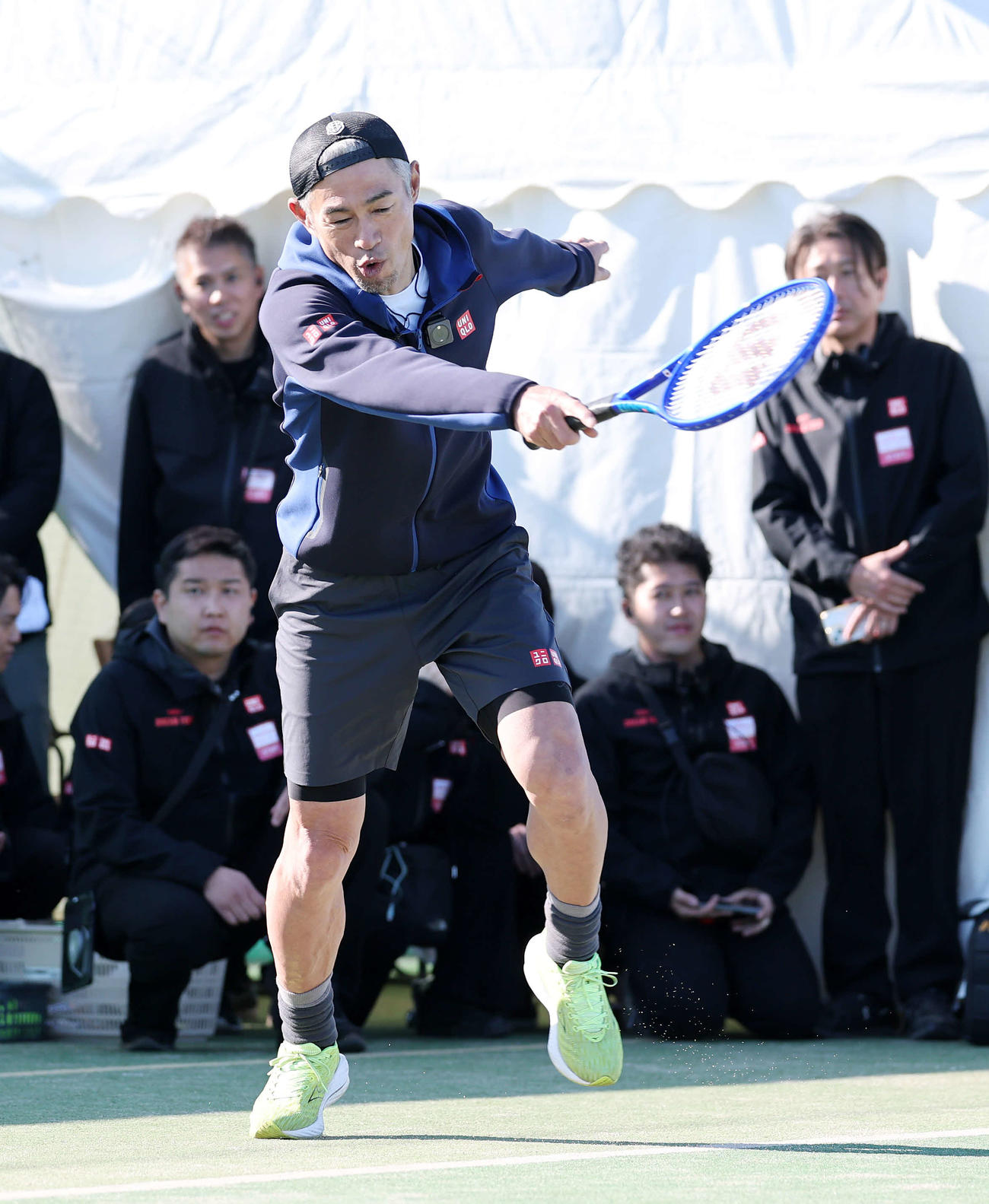 テニスに挑戦するイチロー氏（撮影・鈴木正人）