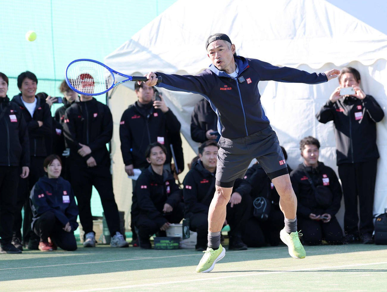 テニスに挑戦するイチロー氏（撮影・鈴木正人）