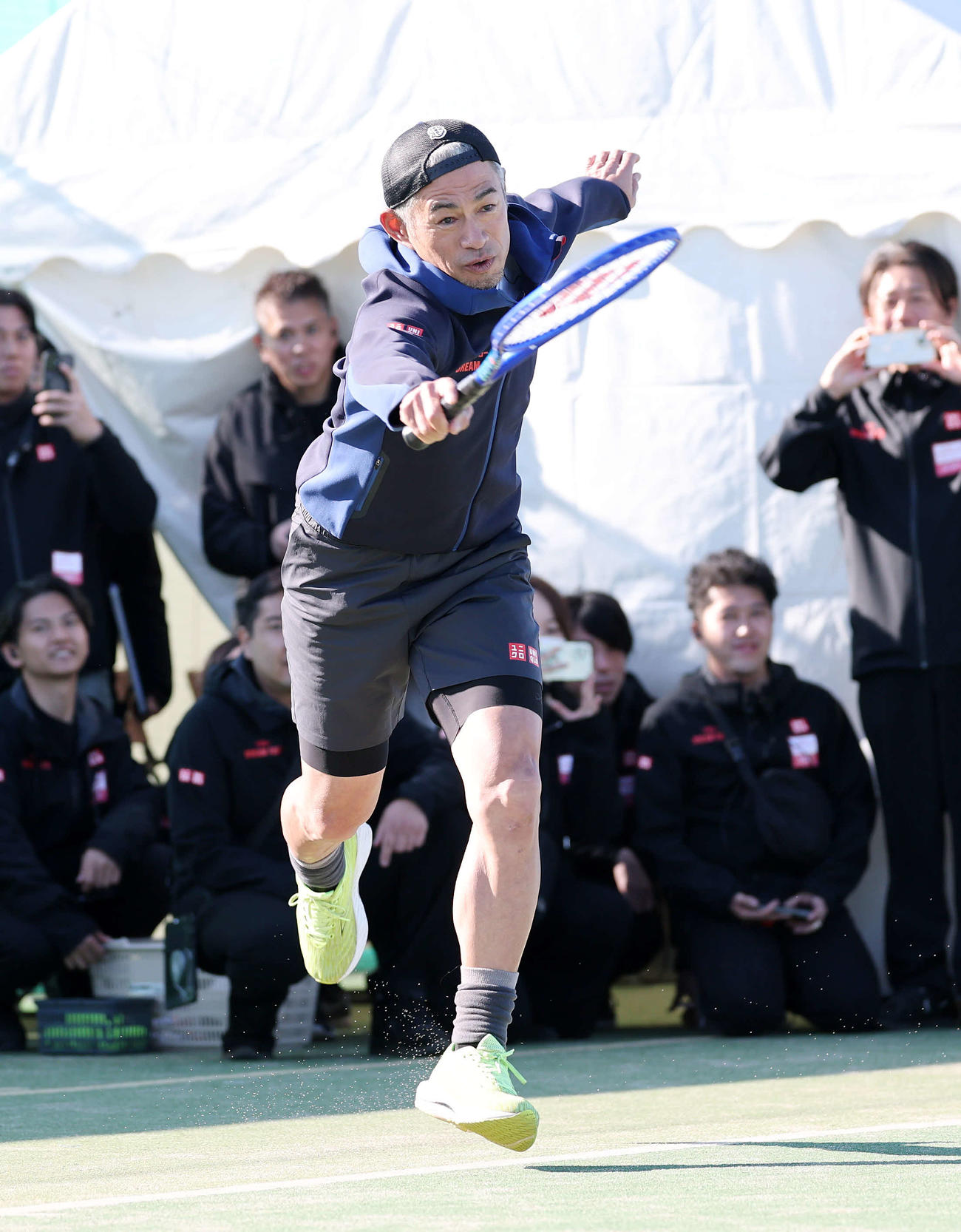 テニスに挑戦するイチロー氏（撮影・鈴木正人）
