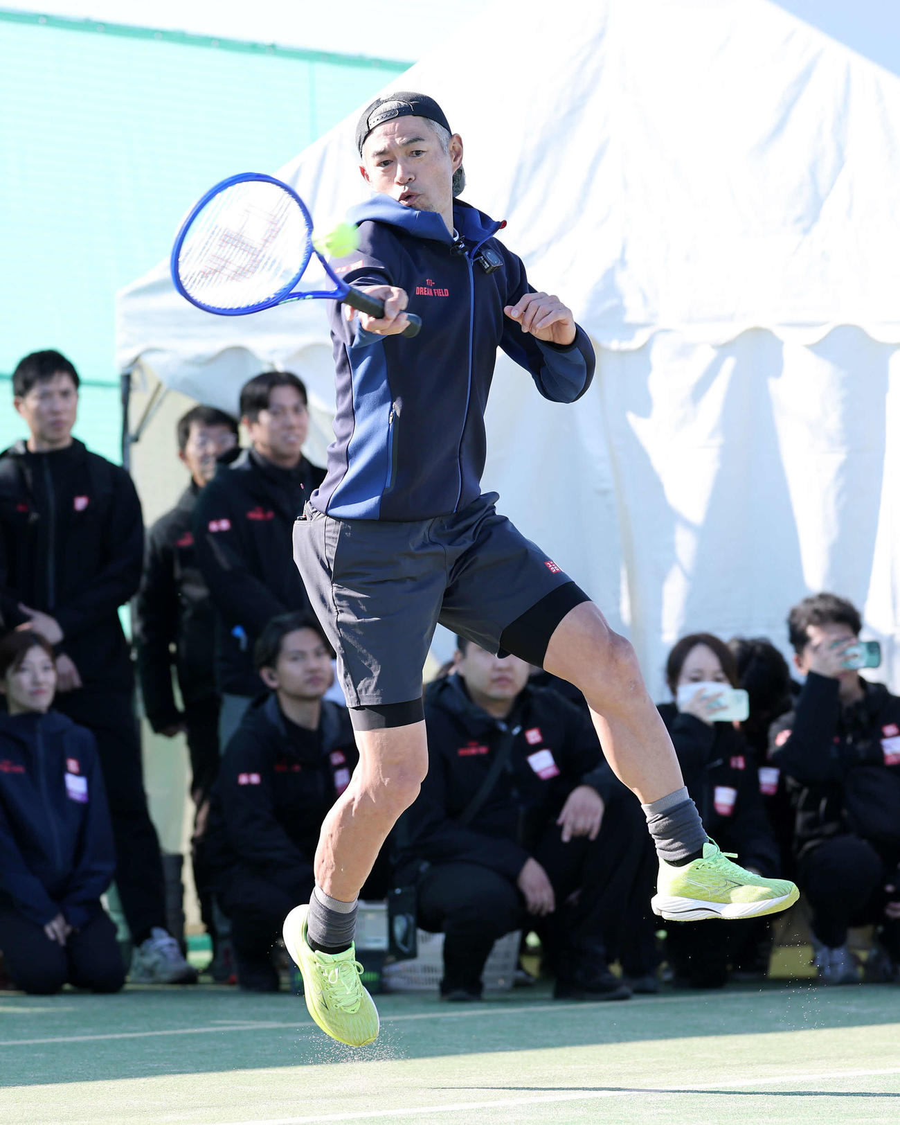 テニスに挑戦するイチロー氏（撮影・鈴木正人）