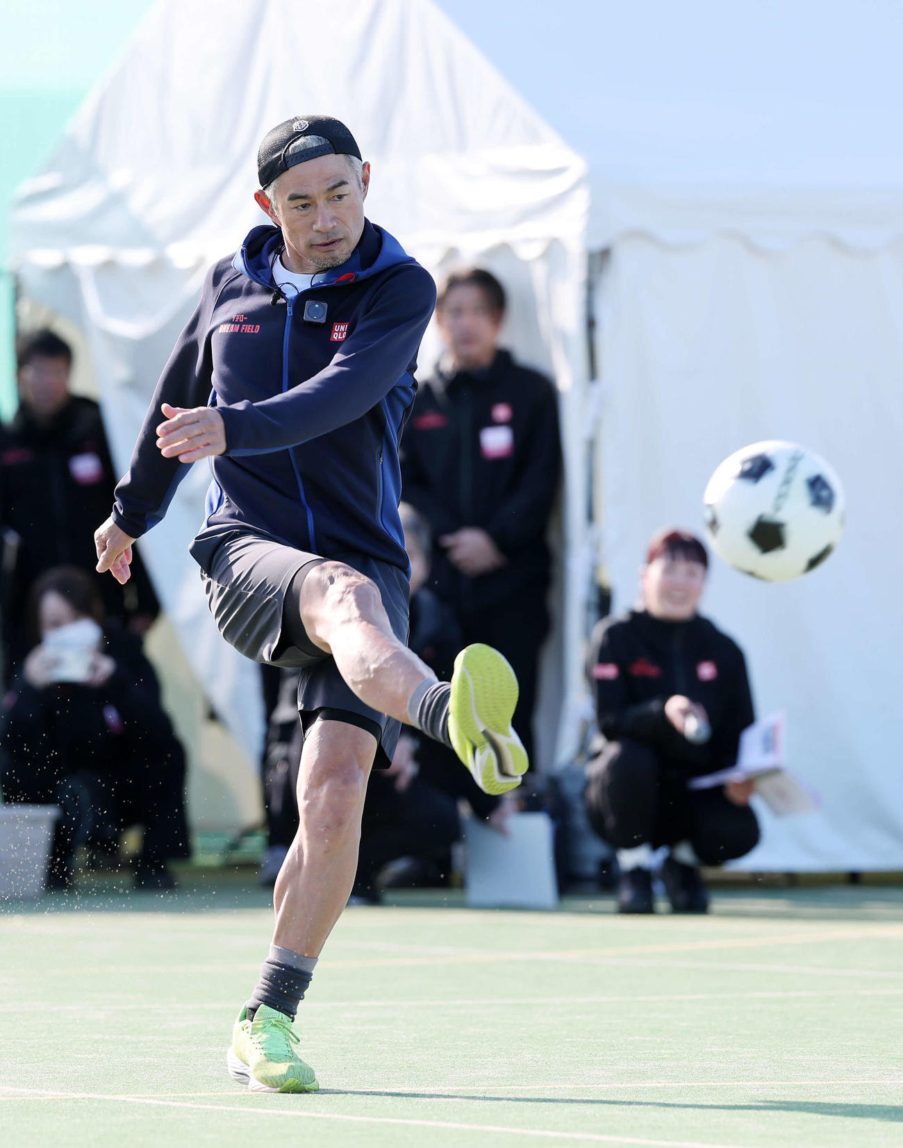 サッカーに挑戦するイチロー氏（撮影・鈴木正人）