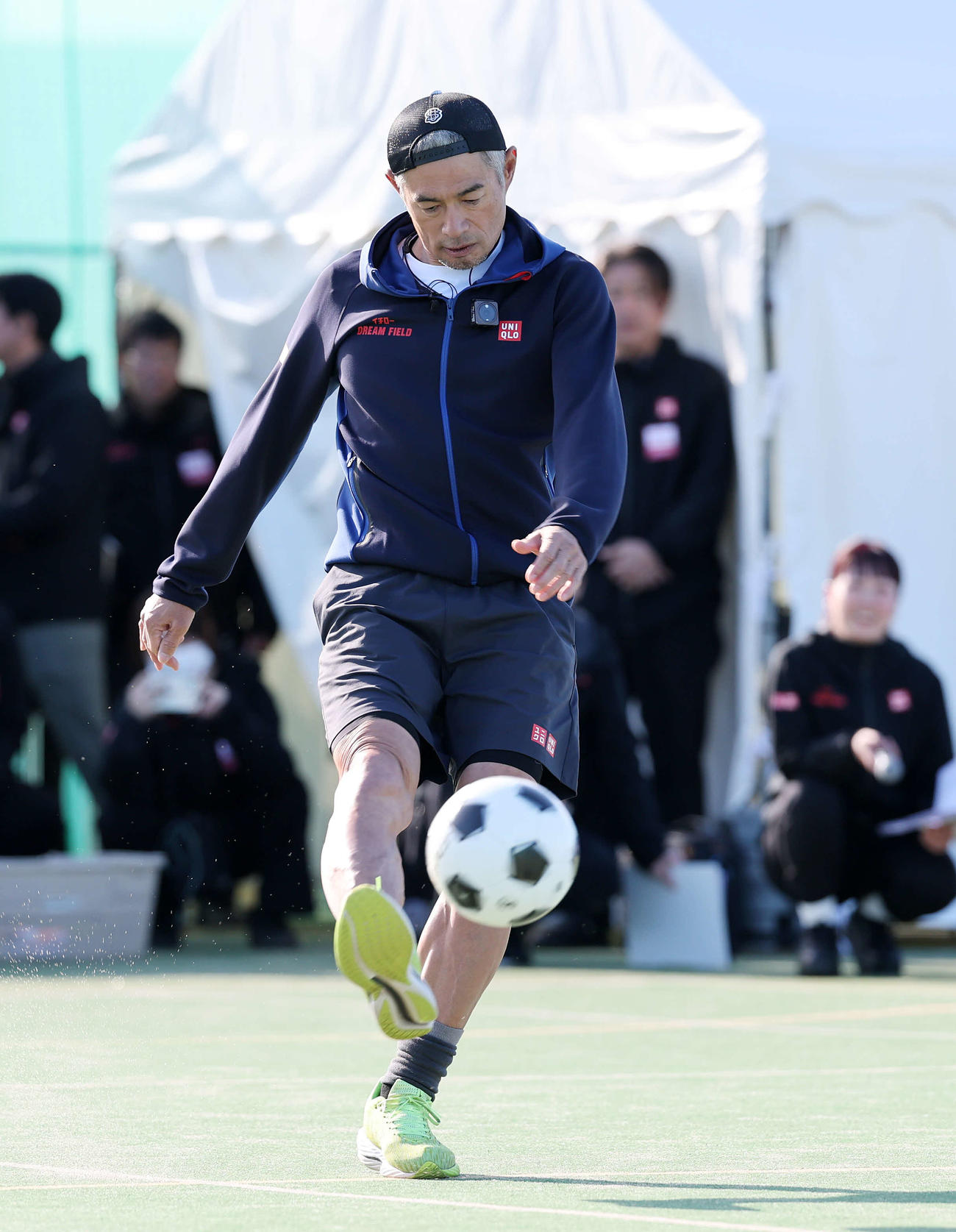 サッカーに挑戦するイチロー氏（撮影・鈴木正人）