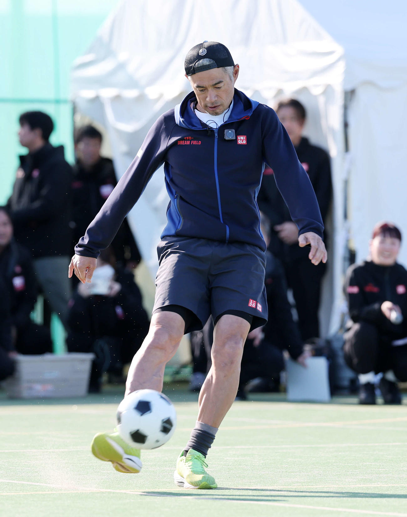 サッカーに挑戦するイチロー氏（撮影・鈴木正人）