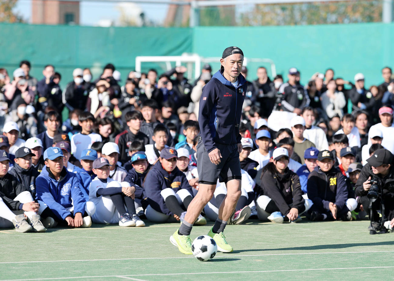 サッカーに挑戦するイチロー氏（撮影・鈴木正人）